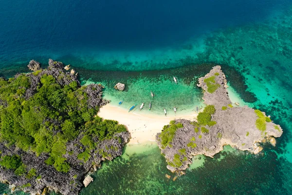 Lahos Adası, Caramoan Adaları, Filipinler. Mercan resifli beyaz kumsal, üst manzara..