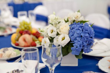 Şenlik masasında küçük bir buket çiçek.