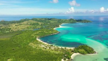 Turkuaz bir gölü ve kumsalı olan tropikal bir ada. Caramoan Adaları, Filipinler.