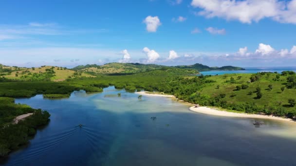 Een tropisch eiland met een turquoise lagune en een zandbank. Caramoïsche eilanden, Filipijnen. — Stockvideo