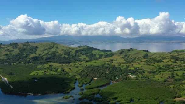 Tropisch landschap, uitzicht van bovenaf. Groot tropisch eiland met groene heuvels. — Stockvideo