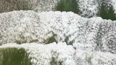 Okyanustaki güzel dalganın dokusu.