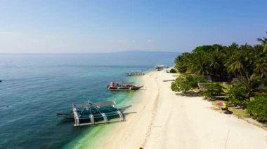 Beyaz kumsal ve turistli tekneler, manzaralı. Digyo Adası, Filipinler.