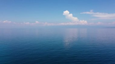 Deniz manzaralı, hava manzaralı. Mercan resifli berrak deniz.