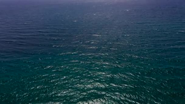 Blaues Meer und Himmel mit Wolken, Blick von der Drohne. — Stockvideo