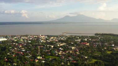 Sorsogon Şehri, Luzon, Filipinler. Deniz kenarındaki Asya kasabası, en üst manzara..