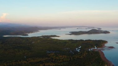 Deniz Burnu, sabah adaların üzerinde. Tropik adaların üzerinde gün doğumu. Caramoan Adaları, Filipinler