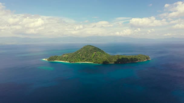 Θαλάσσιο τοπίο με πράσινο νησί. Νήσος Atulayan, Camarines Sur, Φιλιππίνες. — Αρχείο Βίντεο