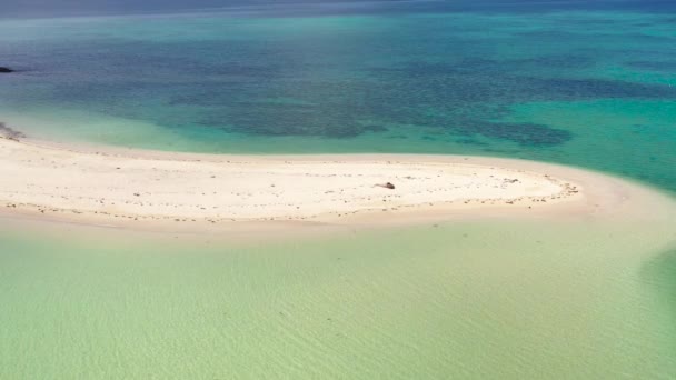 Fehér homokos strand a lagúnában, felülnézet. — Stock videók