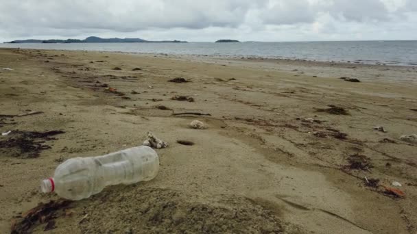 Plastikowa butelka na plaży — Wideo stockowe