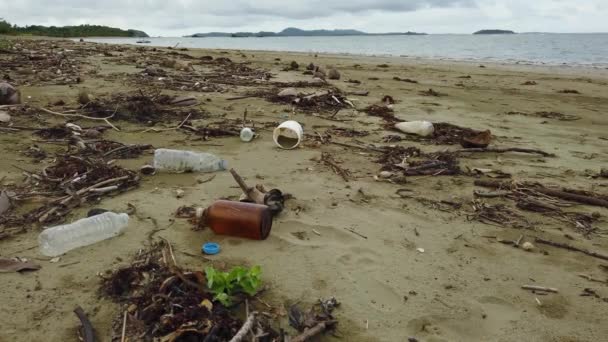 Inquinamento delle spiagge. Bottiglie di plastica e altri rifiuti sulla spiaggia del mare. Inquinamento dell'oceano. — Video Stock