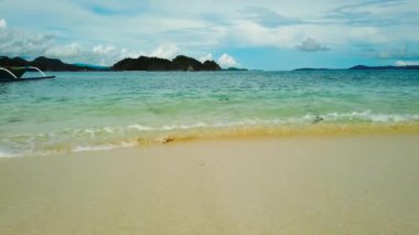 Tropik sahil ve mavi deniz. Caramoan Adaları. Kumsalda dalgalar.