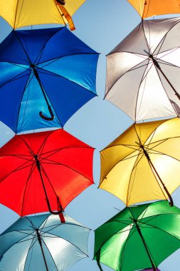 Renkli şemsiye ile dekore edilmiş sokak