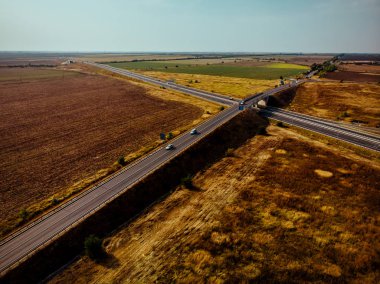 Küçük bir şehir açık alanı otoyol kavşak havadan görünümü