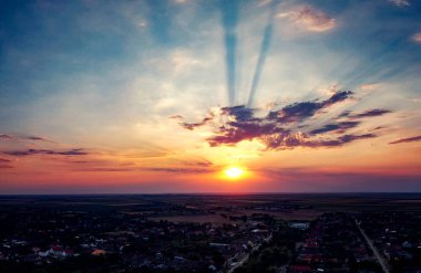 Dramatik gün batımı gökyüzünde renkli bulutlar arka plan için mükemmel