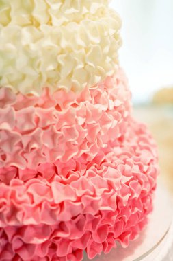 Düğün resepsiyonunda sergilenen şenlikli pasta