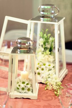 Dekore edilmiş masada fundalık ile Fenerler