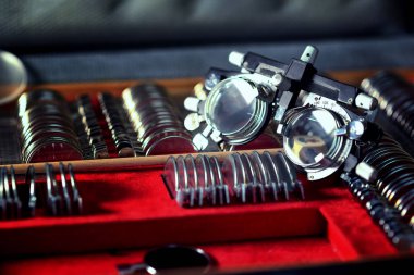 Gözlük laboratuvarında eski retro optometrist diyoptri aracı