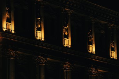 Budapeşte'nin gece manzarası. Tuna, parlamento ve köprüler ile ünlü turistik yer