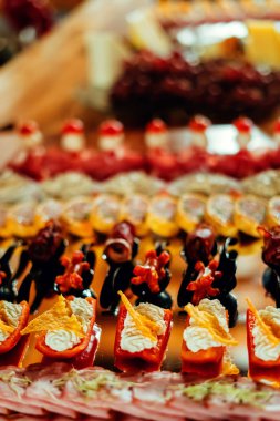 İtalyan Bruschetta veya Crostini Domates Fesleğen ile ekranda