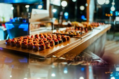 İtalyan Bruschetta veya Crostini Domates Fesleğen ile ekranda