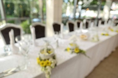 Arka plan kullanımı için düğün salonunun bulanık görüntüsü