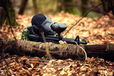 Paintball oyuncu koruyucu üniforma ve forrest kapak tabancada amaçlayan maskesi