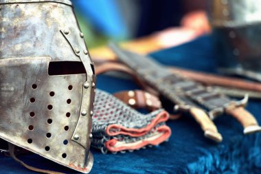 Aksesuarları ile Ortaçağ şövalye kask