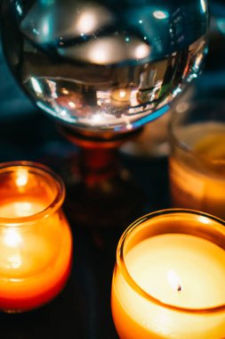 Bir kristal top ve mumlar ile Fortune Telling Tablo
