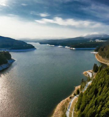 Karla kaplı bir orman ve su ile kış arka plan havadan görünümü
