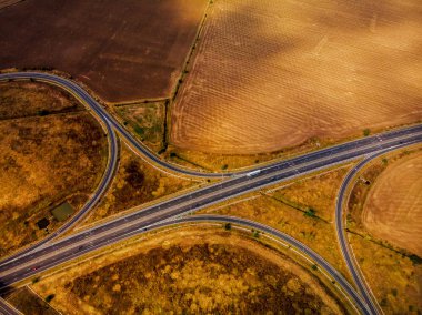 Küçük bir şehir açık alanı otoyol kavşak havadan görünümü
