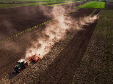 Traktör yetiştirme alanı, sabahın erken saatlerinde kaya ve toz tekme