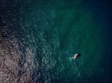 Deniz üzerinde ışık ışınları ile xxtremely güzel gündoğumu ile denizin ortasında yelkenli