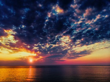 Okyanus suyunun üzerinde güzel sabah gündoğumu