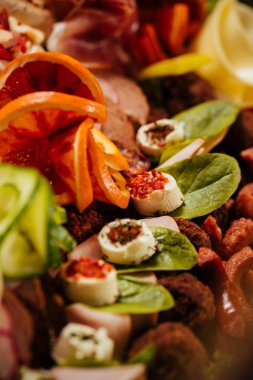 Seçim lezzetli salam, jambon, taze sosis ve otlar ile et tabağı