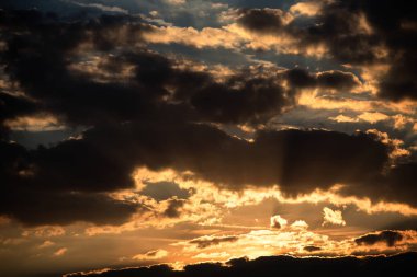 Dramatik renkli gökyüzü bulutlu gün batımında