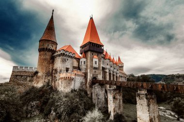 Ahşap köprü ve yüksek kule ile kale nin güzel görünümü