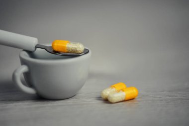 Uyuşturucu sofra kaşığı şiddetli bir ahşap masada orantılı exagerated