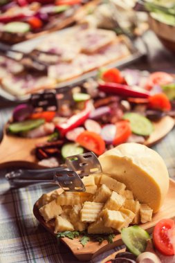 Sosis ve pastırma, geleneksel kürlenmiş et ürünleri