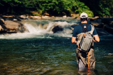 Yaz aylarında dağ nehrinde alabalık avı