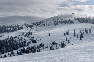 snowlift ile karlı orman, yamaç insanlar kayak