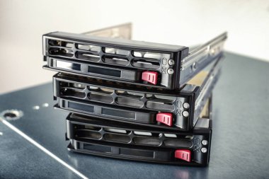 Sunucudan boş sabit disk rafları