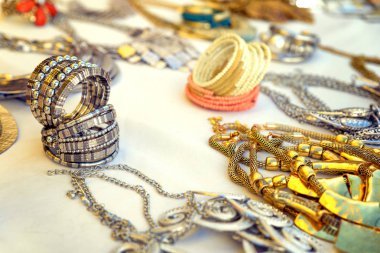 Haftalık markette satılan renkli geleneksel takı