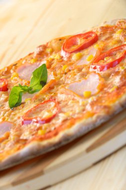 Tavuk pizza yakın eğik