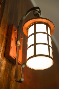 Ahşap duvarda eski çelik duvar lambası