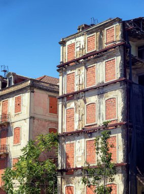 Şehir merkezinde dış terk edilmiş apartmanlar