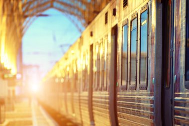 Trenlerini bekliyorlar. Tren konsepti ile açık macera seyahat