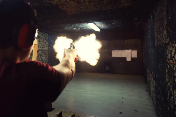 Jovem Disparando Uma Arma Campo Tiro Momento Preciso Flash Focinho — Fotografia de Stock