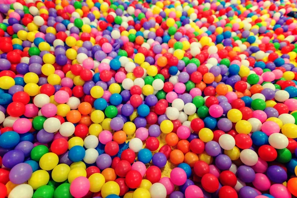 Kinderfeestje Een Speelkamer Een Doos Gevuld Met Kleine Gekleurde Ballen — Stockfoto