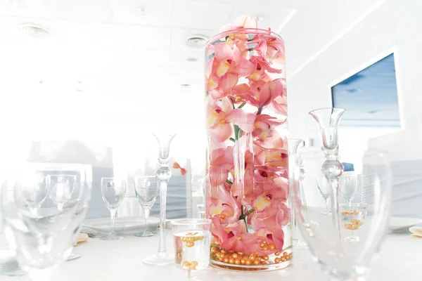 Orchidee Colorate Salmone Rosa Chiaro Bicchiere Dell Acqua Decorano Tavolo — Foto Stock